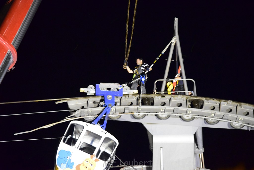 Koelner Seilbahn Gondel blieb haengen Koeln Linksrheinisch P890.JPG - Miklos Laubert